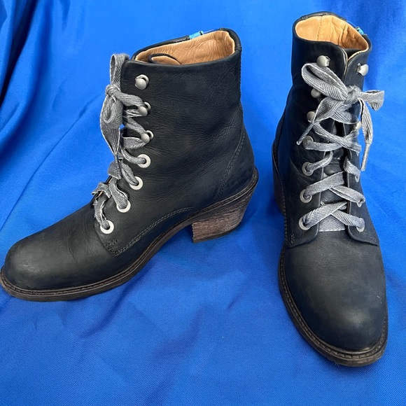 John Fluevog Nuni Boot. Barely worn. - Picture 3 of 6